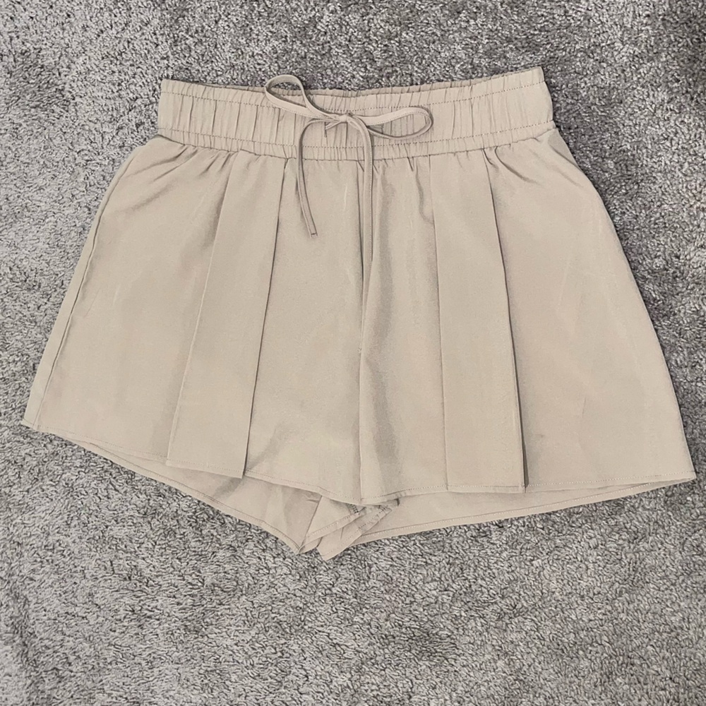 High waisted pleated shorts. HALARA brand. Size small. Khaki.